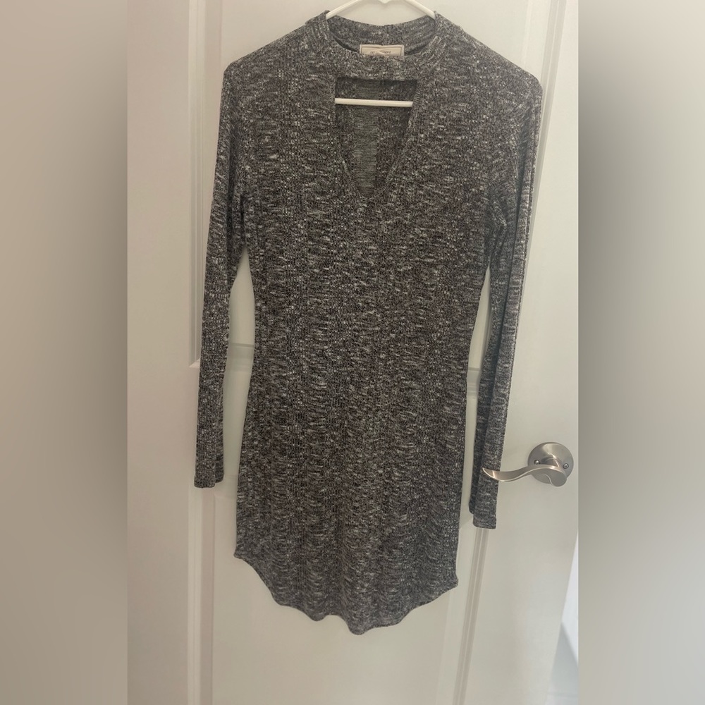 LONG SLEEVE V-NECK DRESS